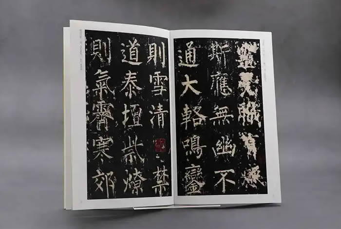 初学书法的朋友，应该怎么选适合自己的第一本字帖？